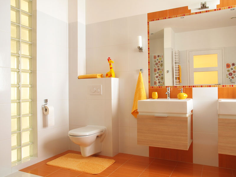 Оранжевая плитка в ванной