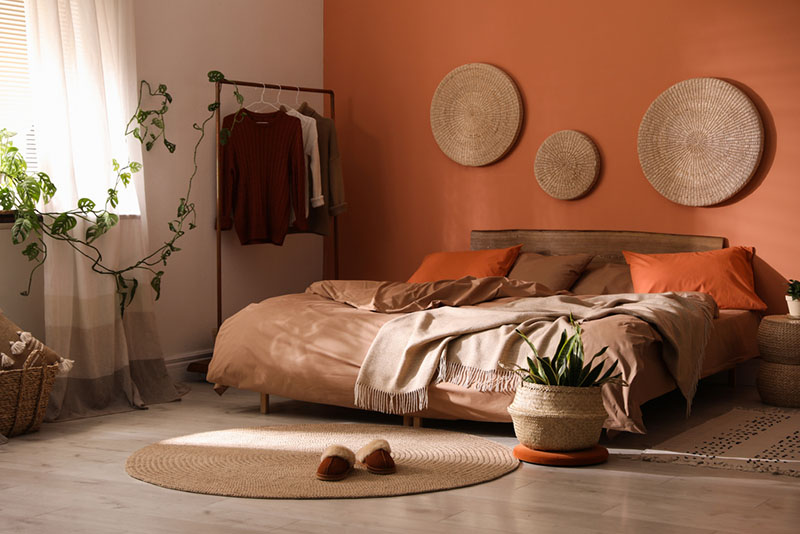 Оранжевый цвет в интерьере гостиной, спальни, кухни - фото